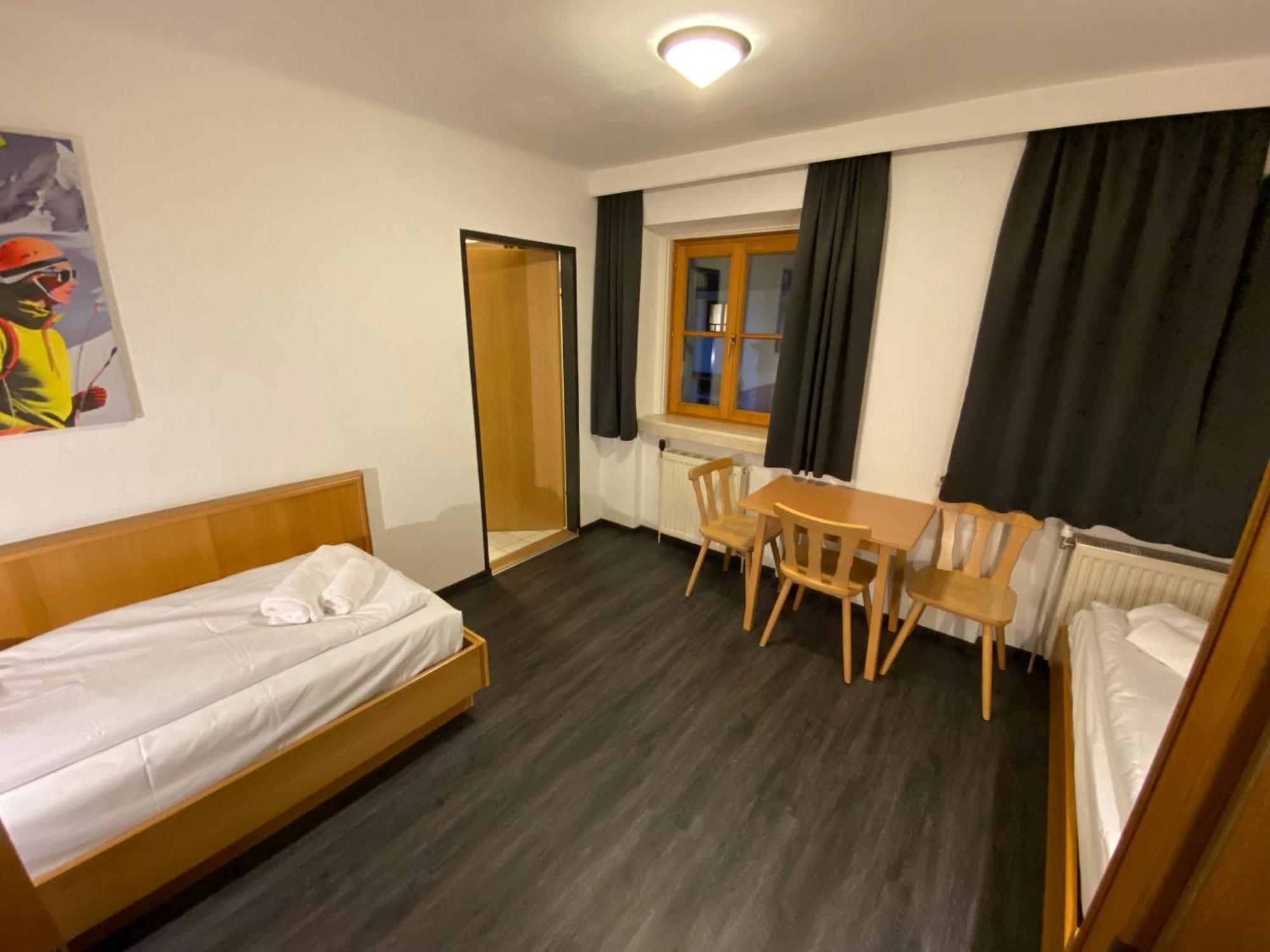 Twenty Seven City Hotel 젤암제 외부 사진